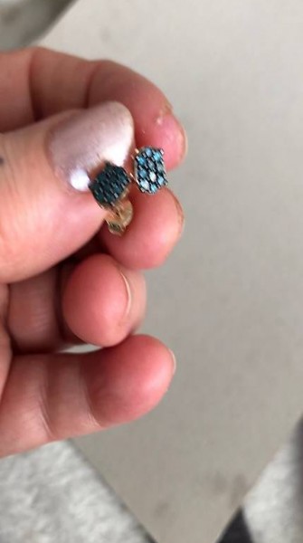 9 Karat Gold Ohrstecker mit blauen Brillanten