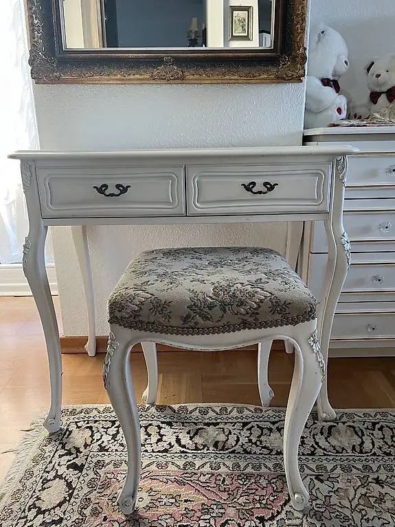 Kleine Schminkkommode mit Hocker