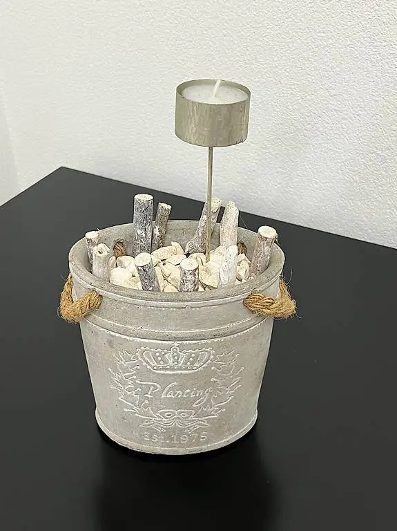 Topf mit Teelichthalter und Kerze