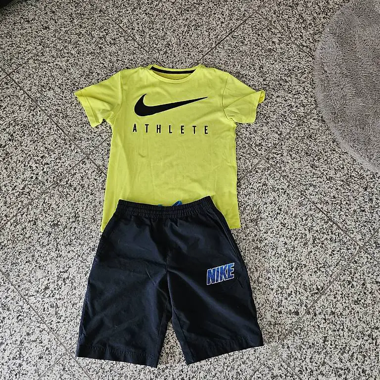 Nike Shirt und Short Gr. 140