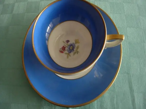  Moccatasse blau, Goldrand mit Blumenmotiv