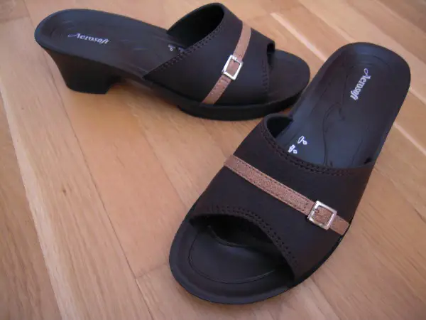  Zarte braune Sommerschuhe für Mädchen Gr 35