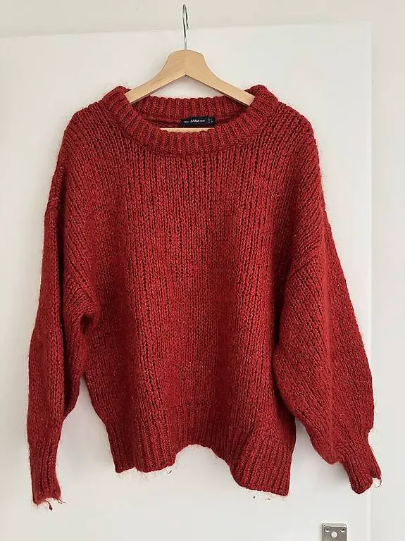 Roter Wollpullover