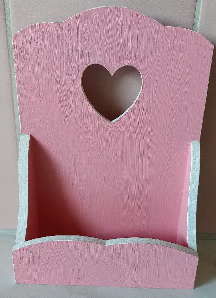 Holz Briefhalter Rosa mit Herz-Detail – Romantisch