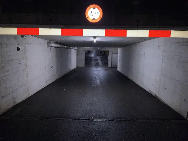 Parkplatz in Einstellhalle 5 Min. zu Fuss vom Zentrum Spiez