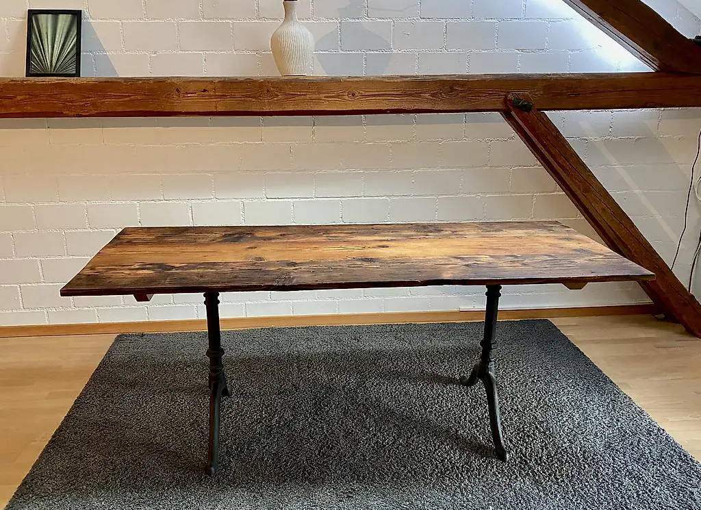 Altholz Tisch mit Gusseisen Tischbeinen