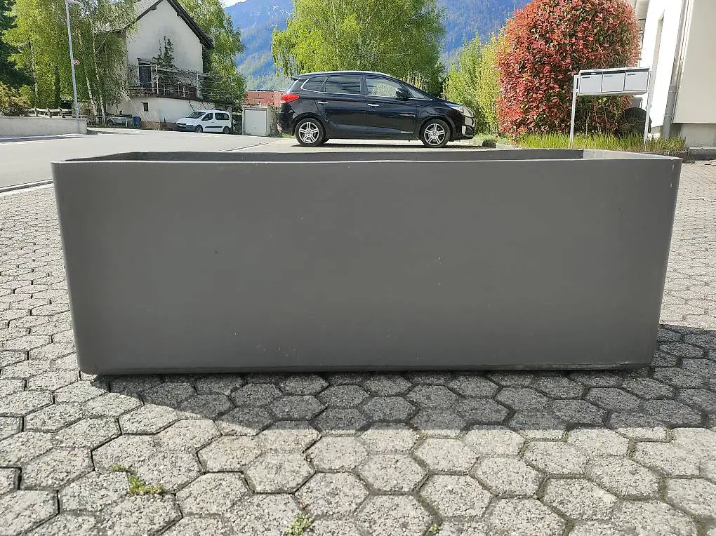 Pflanzengefäss / 100 x 45 cm mit kleinem Riss