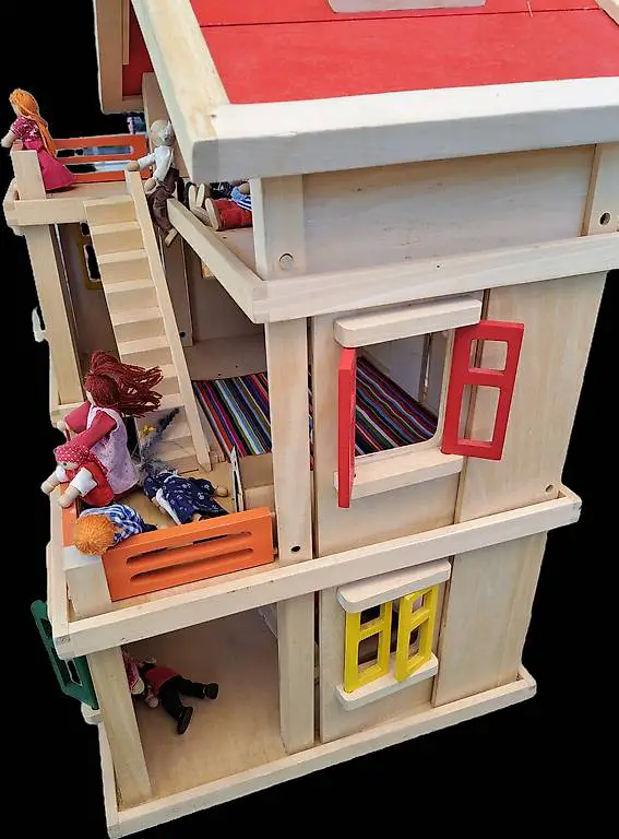 Puppenhaus aus Holz mit Puppen