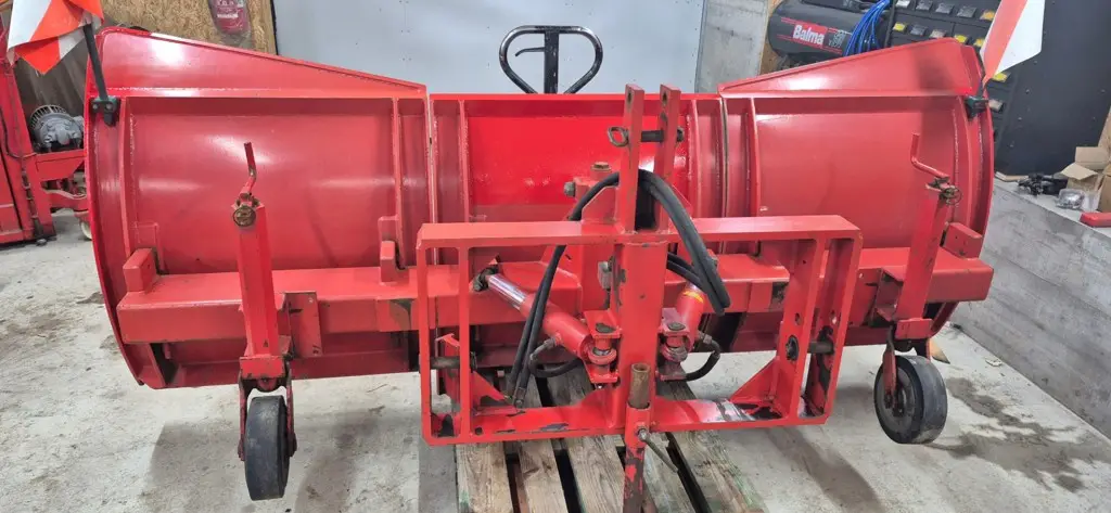 Schneepflug Erismann 270 zu Traktor einsatzbereit