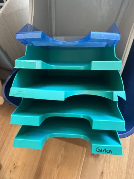 Gratis Bürofächli in verschiedenen Farben abzugeben