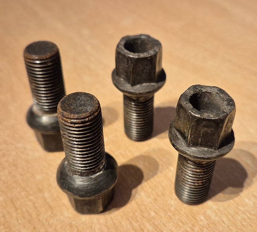 Radschrauben 4x M14x16 Rundbund Schwarz