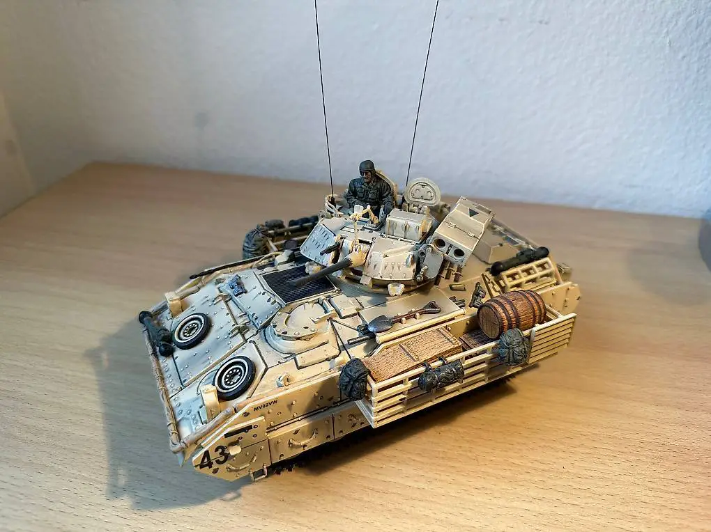 1:32 US M3A2 Bradley (Fertigmodell) / Unimax