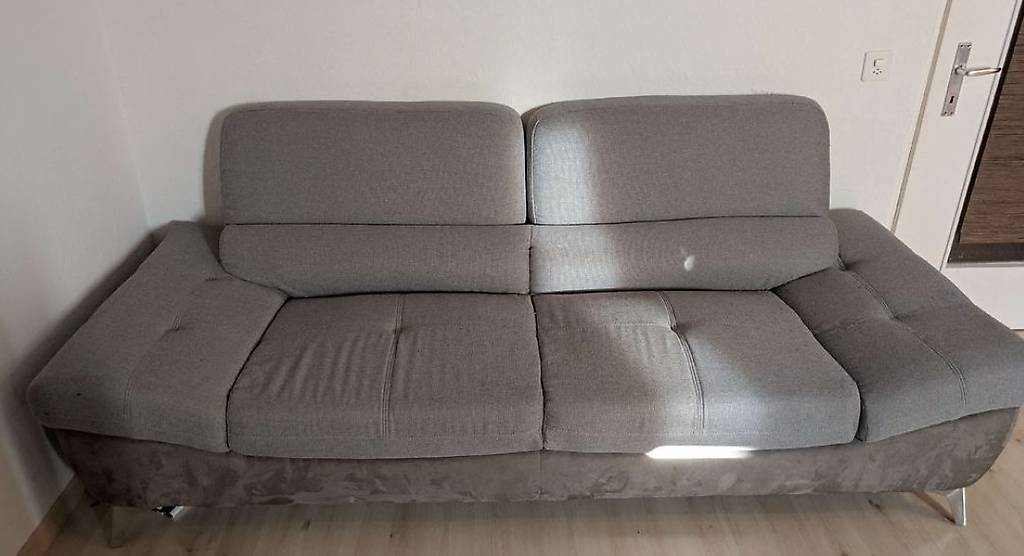 Bequemes Stoffsofa in Grau