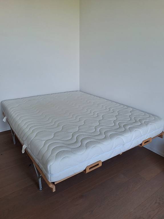 Bettgestell und Matratze 160x200cm