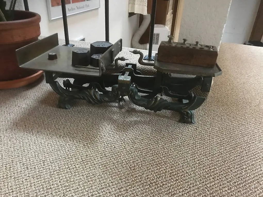 Balkenwaage mit Gewichtsteinen