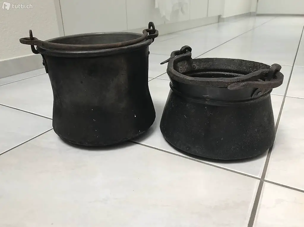 Alte gebrauchte Messingtöpfe