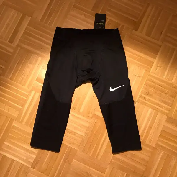 Nike Aeroadapt Tight Fit; 3/4 Leggins, Grösse S
