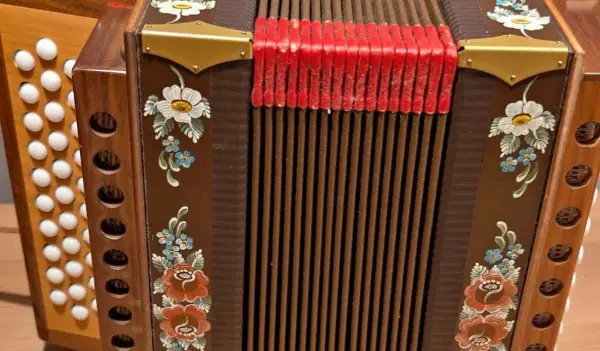 Occasion Schwyzerörgeli B mit Koffer zu verkaufen