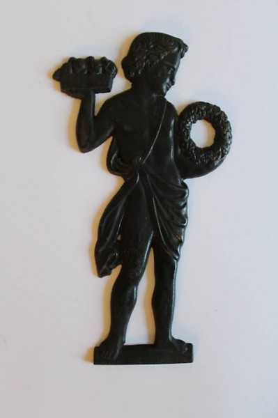 Knabe mit Kranz und Blumen