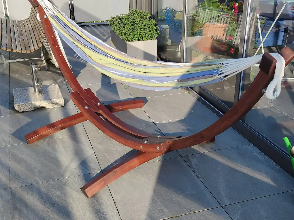 Hängematte mit Holzgestell