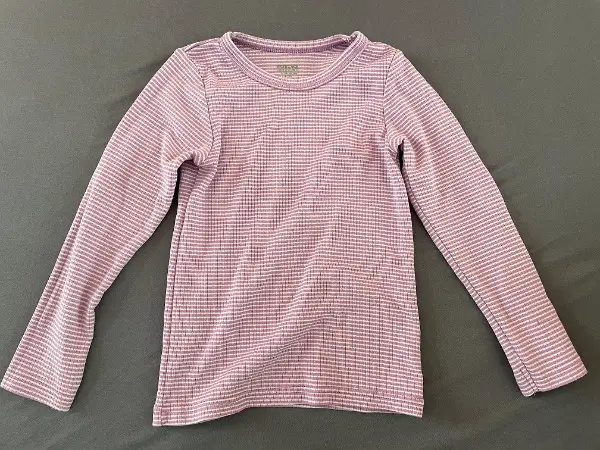 Schmuckes violett-weiss gestreiftes T-Shirt, Gr. 110/116