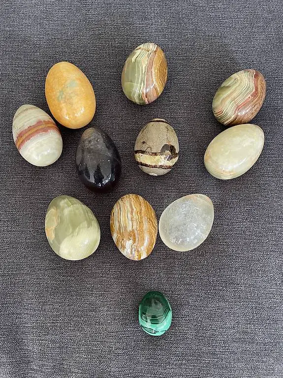 Edelsteine in Eiform