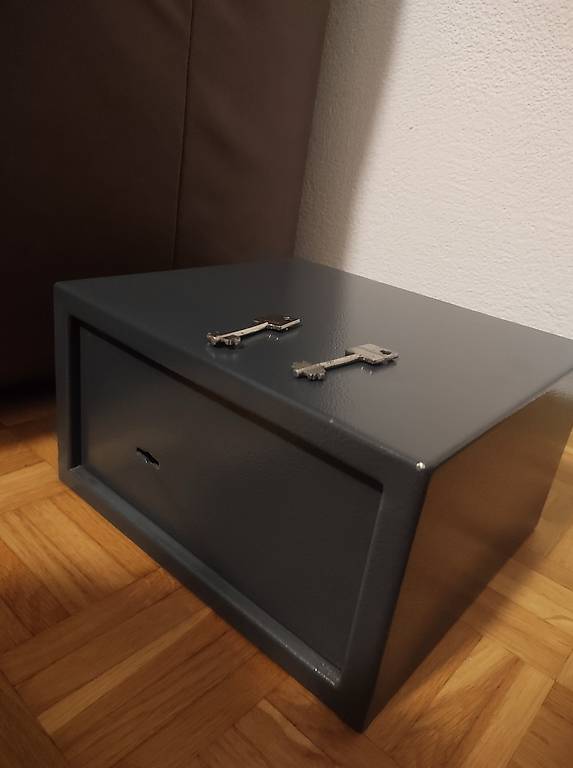 Metallbox mit zwei Schlüsseln