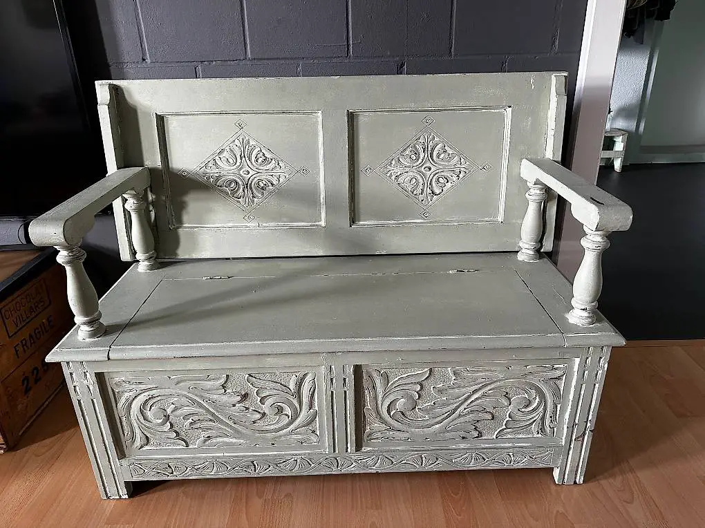 Bank mit Aufbewahrungsfach