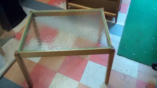 Ein älterer Clubtisch Glas und Holz