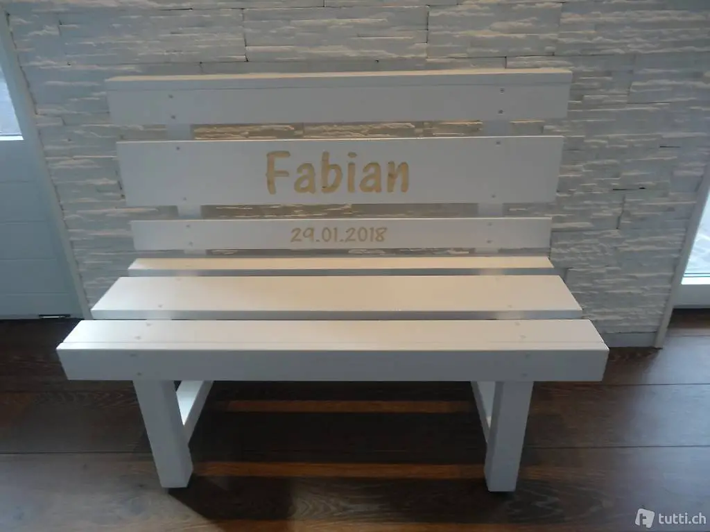 Weisse Kindersitzbank als Geburtsgeschenk