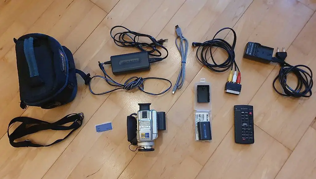 Digital Video Camera Recorder DCR-PC110E mit div. Zubehör