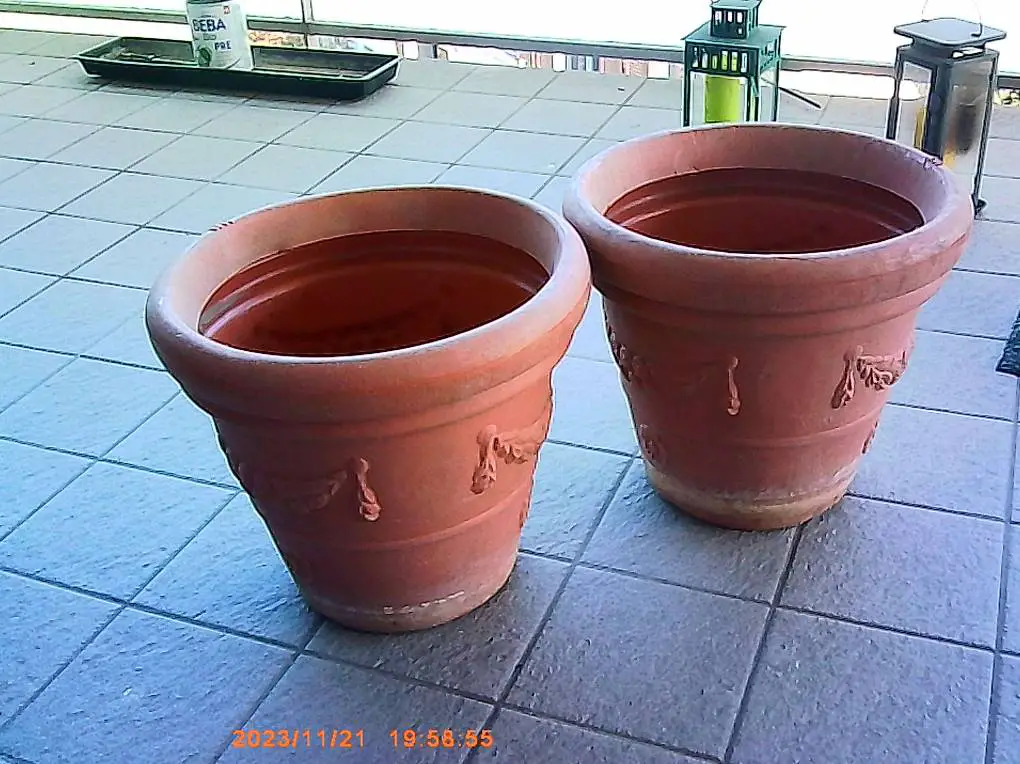 2 Kunststoffterakottatöpfe