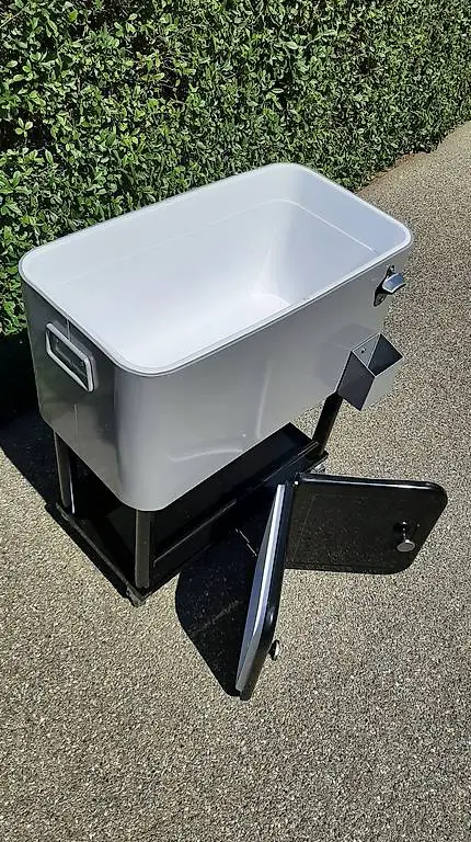 Kühlbox auf rollbarem Unterbau