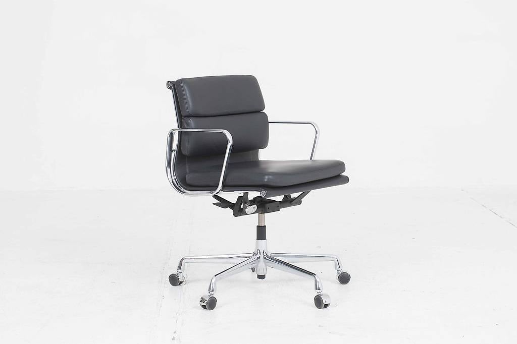 Vitra EA 217 Soft Pad Bürostuhl von Eames in schwarzem Leder