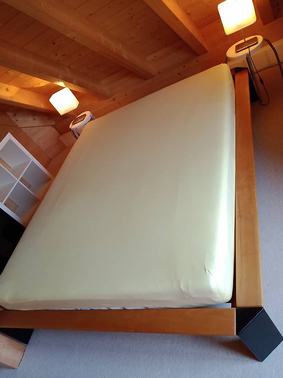 Birnbaum Bett Anlicker wenig gebrauchter Matratze verkaufen.