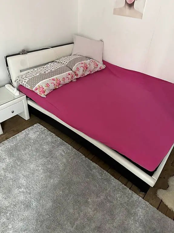 Bett in sehr gute Zustand komplett mit Matraze