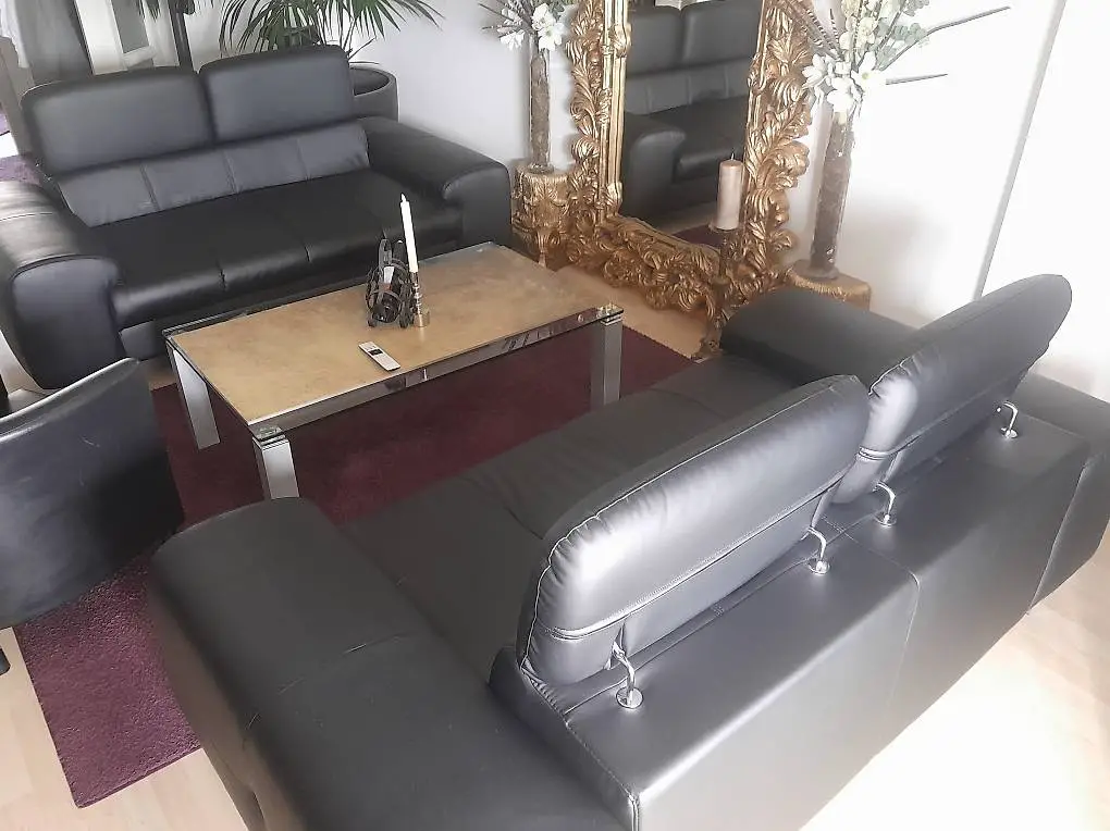 Sitzgruppe Schwarz mit verstellbaren Lehnen.