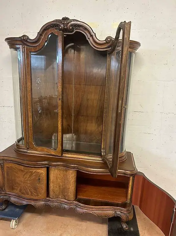 1 antiker Vitrinen-Schrank Weichholz furniert mit Wurzelholz