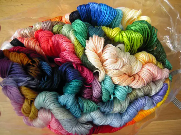  150 Stickfäden Stickgarn (150 verschiedene Farben) Neu