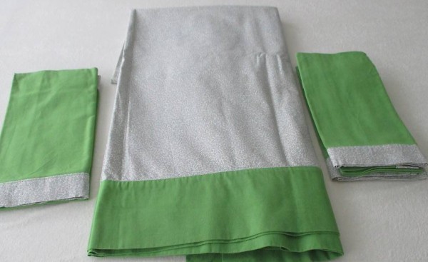 Tischtuch mit 6, passenden Stoffservierten
