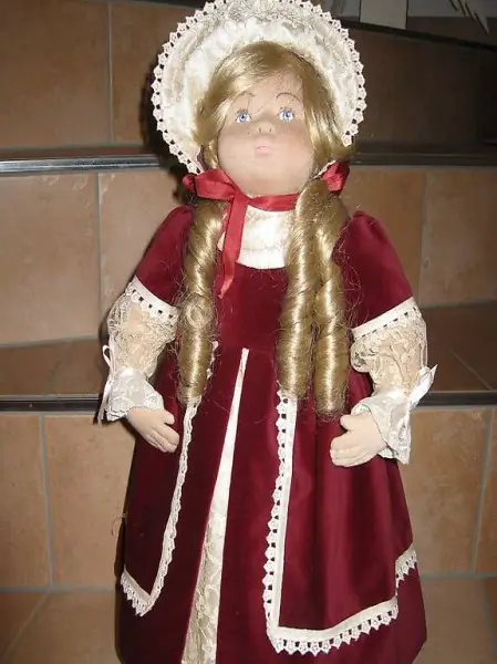 Stoffpuppe mit rotem Kleid