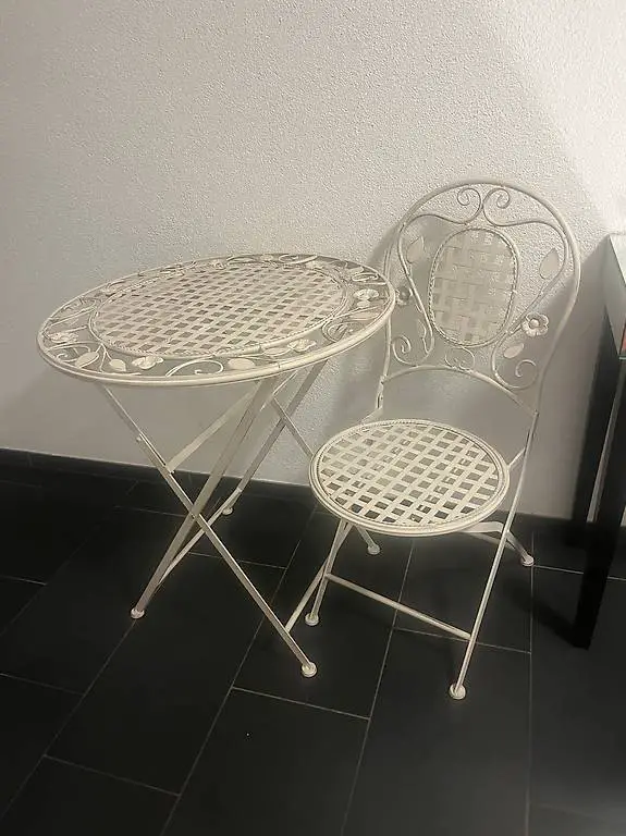 Gartentisch mit 2 Stühlen