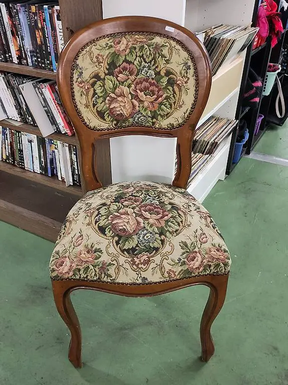 Antiker Stuhl mit Stoffüberzug