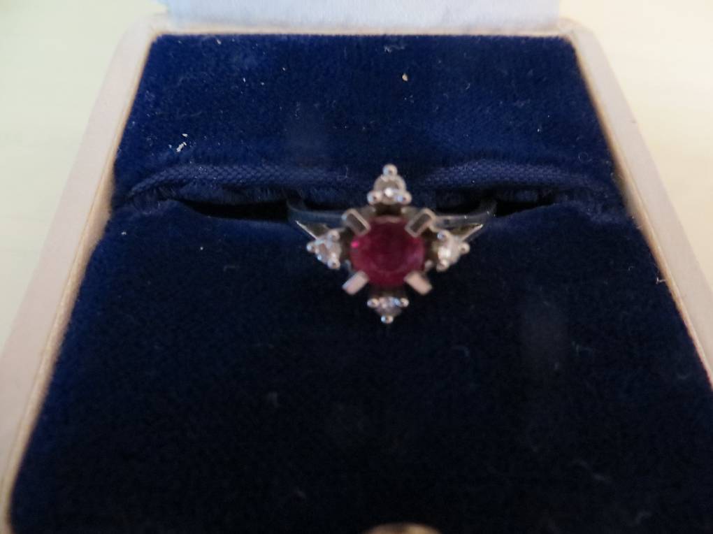 Toller Weissgoldring mit schöner Steinbesetzung