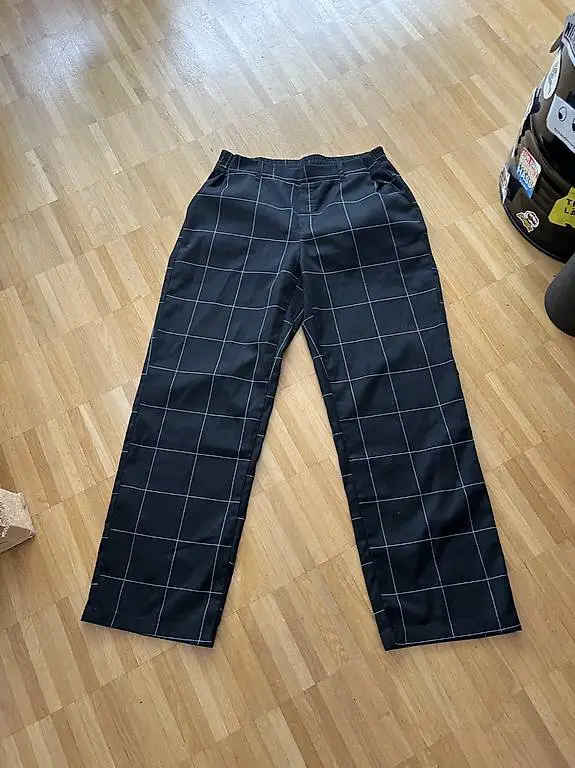 Schwarze Hose mit Gittermuster
