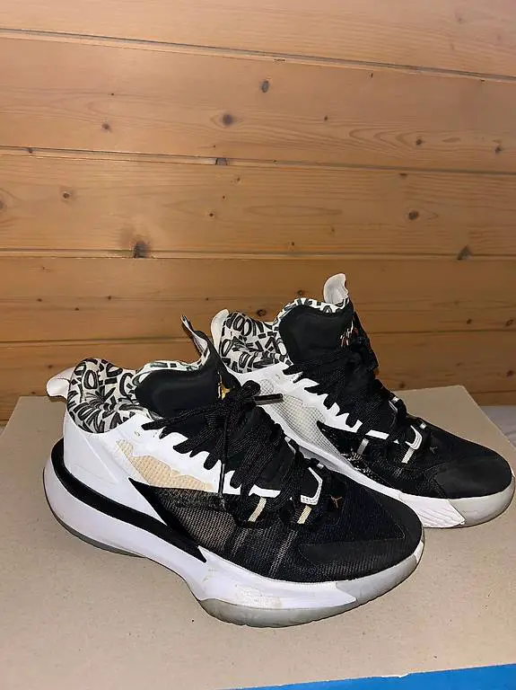 BasketballSchuhe NikeAir Jordan Zion 1 Black&White GRÖSSE 38