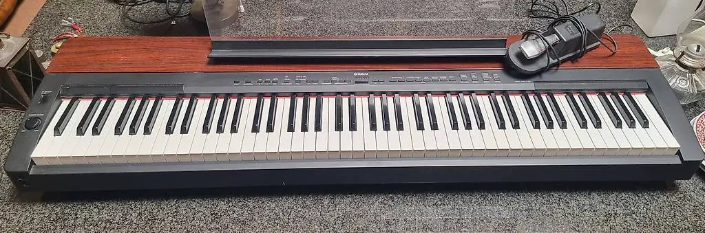 Yamaha P155 Digitalpiano, schwarz und Mahagoni