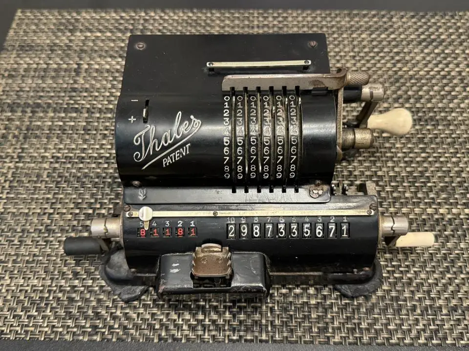 Thales Rechenmaschine – Seriennummer M 25378 100 Jahre alt ANTIK
