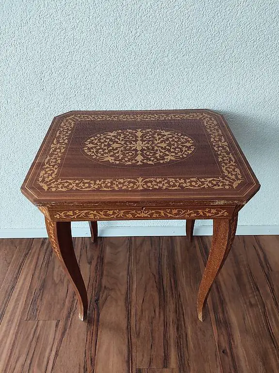 Tischchen mit Geheimfach / Nähtischchen