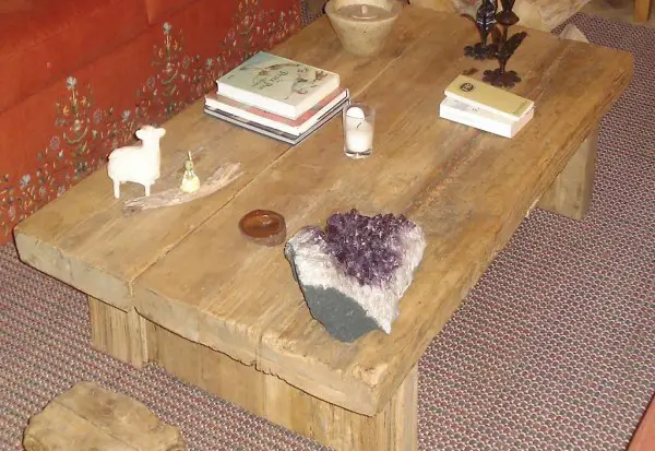 Neuer Wohnzimmertisch aus Altholz